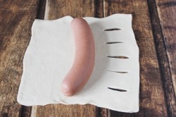 Сосиски в тесте из готового теста - шаг 2