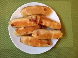 Сосиски в тесте в мультиварке в слоеном тесте