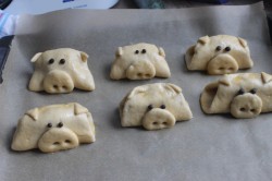 Сосиски в тесте Хрюшки новогодние