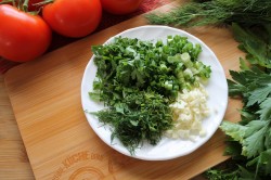 Соте из кабачков и баклажанов с овощами на сковороде