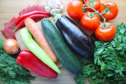 Соте из кабачков и баклажанов с овощами на сковороде