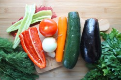 Соте из кабачков и баклажанов с овощами на сковороде