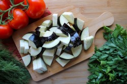 Соте из кабачков и баклажанов с овощами на сковороде