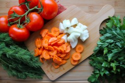 Соте из кабачков и баклажанов с овощами на сковороде