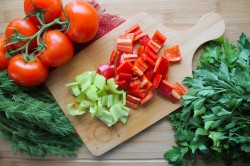 Соте из кабачков и баклажанов с овощами на сковороде