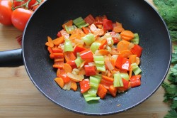 Соте из кабачков и баклажанов с овощами на сковороде