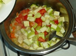 Курица тушеная с кабачками и помидорами соте - шаг 12