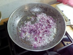 Соус для пиццы на помидорах и луке - шаг 2 Соус для пиццы на помидорах и луке - шаг 2