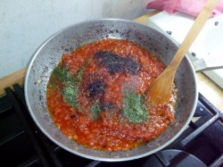 Соус для пиццы на помидорах и луке - шаг 4 Соус для пиццы на помидорах и луке - шаг 4