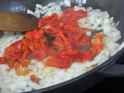 название картинки Соус с помидорами, болгарским перцем и чесноком