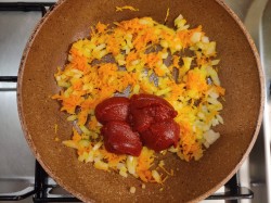 название картинки Соус из сметаны и томатной пасты