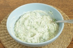 название картинки Соус с майонезом и огурцами