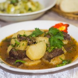 Соус с мясом и картошкой