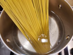 Спагетти с фаршем и томатной пастой - шаг 4 Спагетти с фаршем и томатной пастой - шаг 4