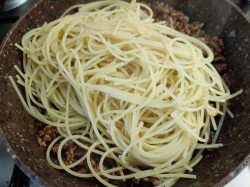 Спагетти с фаршем и томатной пастой - шаг 9 Спагетти с фаршем и томатной пастой - шаг 9