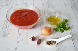 Спагетти с фрикадельками в томатном соусе - шаг 1