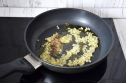 Спагетти с фрикадельками в томатном соусе - шаг 4