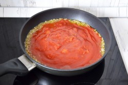 Спагетти с фрикадельками в томатном соусе - шаг 5