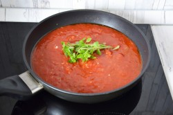 Спагетти с фрикадельками в томатном соусе - шаг 6