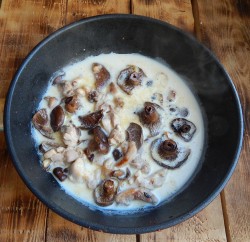 название картинки Спагетти с курицей и грибами в сливочном соусе