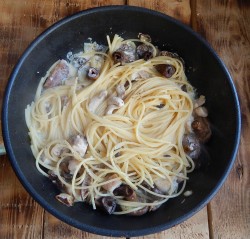 название картинки Спагетти с курицей и грибами в сливочном соусе