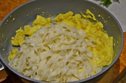 Спагетти с курицей в сливочном соусе