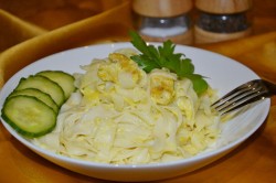 Спагетти с курицей в сливочном соусе