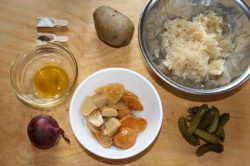 Старинный постный салат из грибов и соленых огурцов