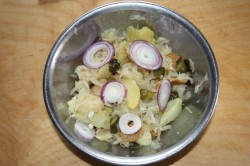 Старинный постный салат из грибов и соленых огурцов