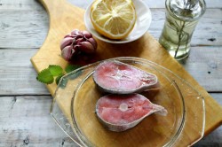 Стейк горбуши на сковороде