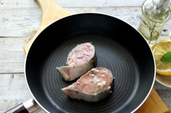 Стейк горбуши на сковороде