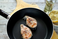 Стейк горбуши на сковороде