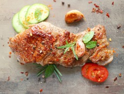 Стейк из говядины на сковороде