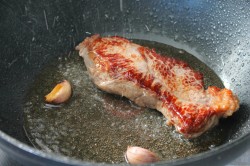 Стейк из говядины на сковороде