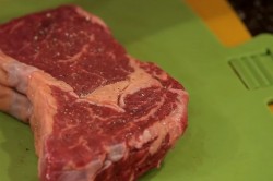 Стейк из говядины с розмарином на сковороде гриль