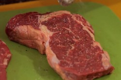 Стейк из говядины с розмарином на сковороде гриль