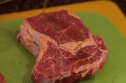 Стейк из говядины с розмарином на сковороде гриль