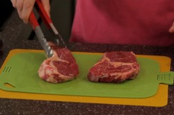 Стейк из говядины с розмарином на сковороде гриль