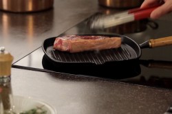 Стейк из говядины с розмарином на сковороде гриль