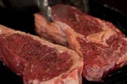 Стейк из говядины с розмарином на сковороде гриль