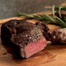 Стейк из мраморной говядины на гриль сковороде