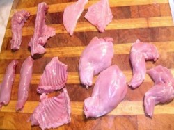 Кролик тушеный с белыми грибами в сметане на сковороде