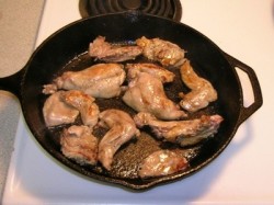 Кролик тушеный с белыми грибами в сметане на сковороде