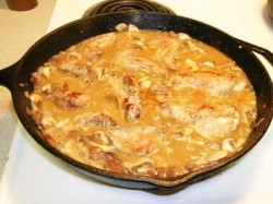 Кролик тушеный с белыми грибами в сметане на сковороде