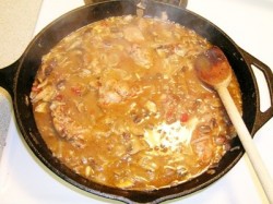 Кролик тушеный с белыми грибами в сметане на сковороде