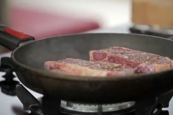 Стейк из телятины на сковороде