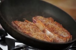 Стейк из телятины на сковороде