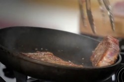 Стейк из телятины на сковороде