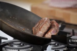 Стейк из телятины на сковороде