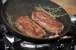 Стейк из телятины на сковороде